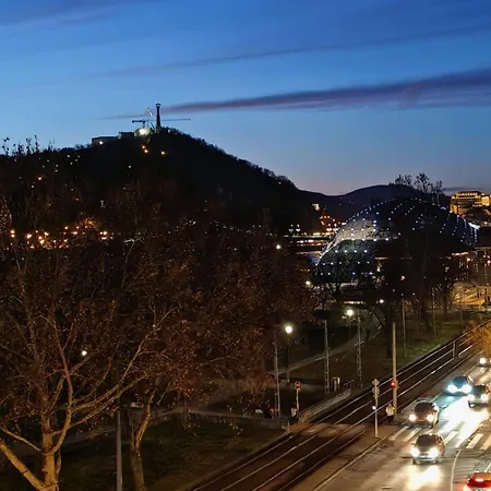 W - Danube River View - Gellert Hill Panorama - Sleeps 6 * Budapest