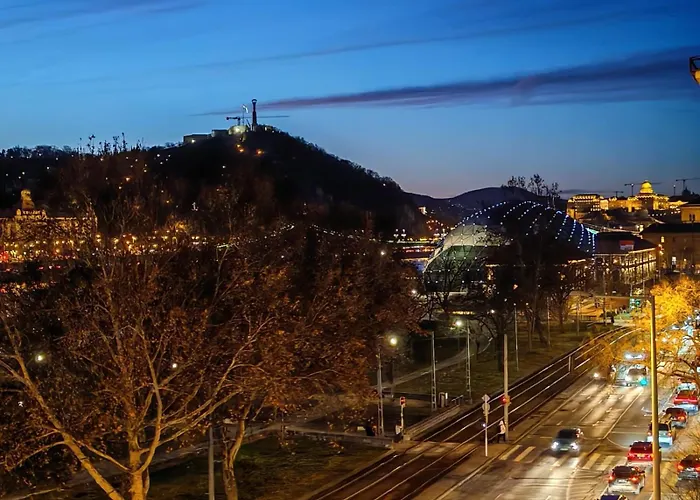 W - Danube River View - Gellert Hill Panorama - Sleeps 6 Apartment
