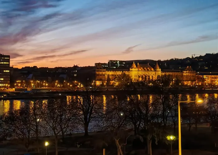 Apartment W - Danube River View - Gellert Hill Panorama - Sleeps 6 *